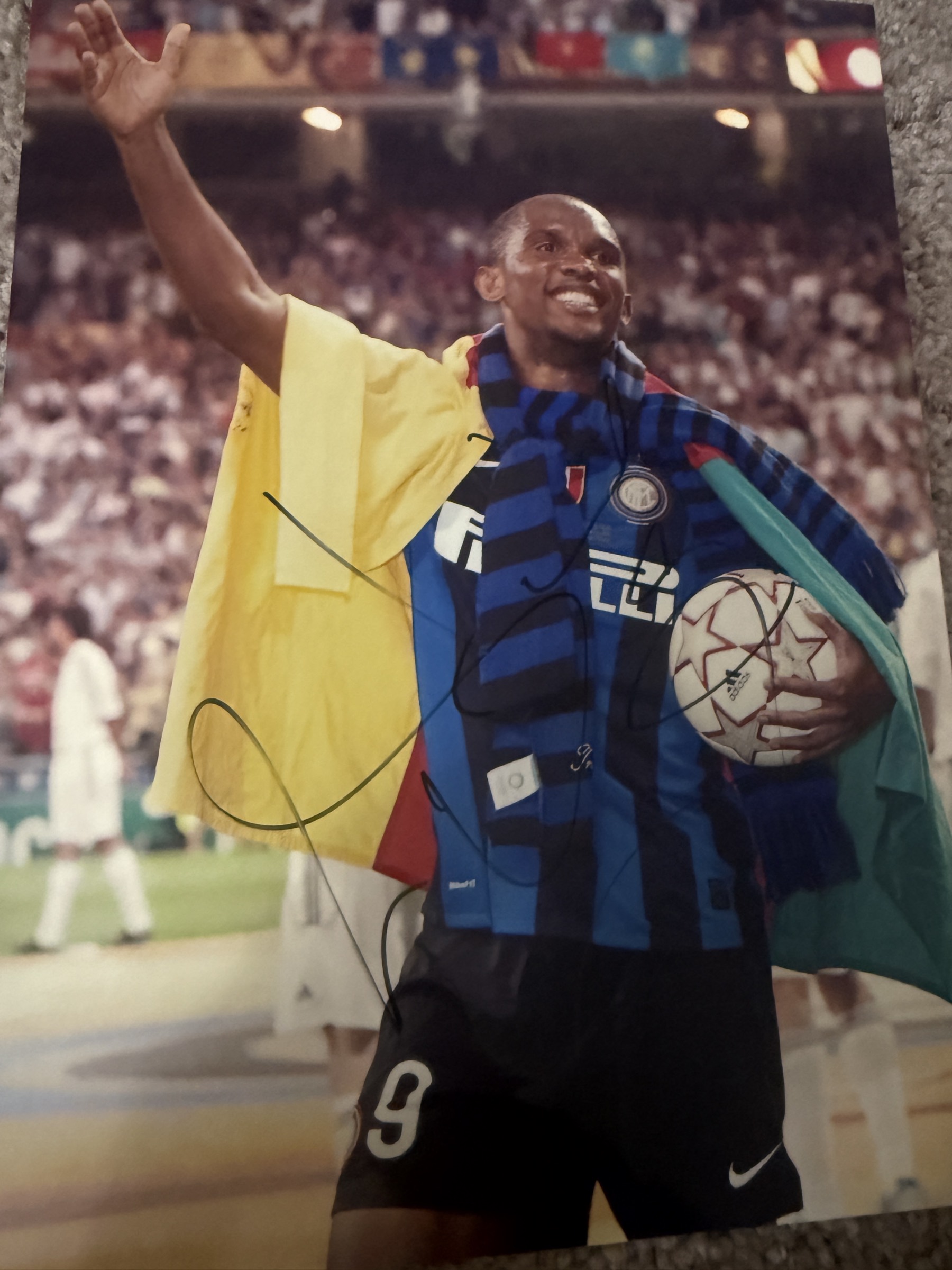 Authentic Samuel Eto'o signed Inter Milan 8x11 photo autograph verified by Swiss autograph authority.